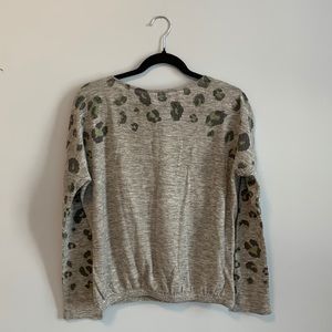 Grey sweater with leopard print details